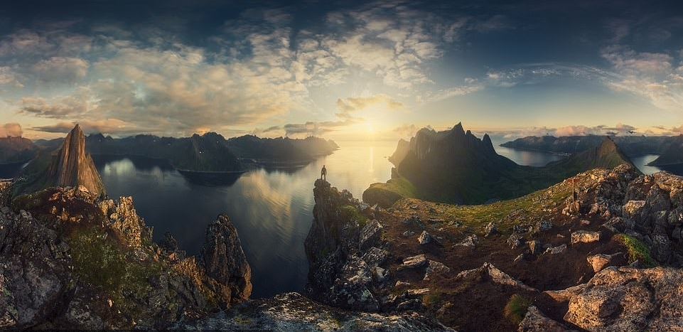 Панорамный вид на остров Сенья в Норвегии, объединенный с 18 различных фотографий, сделанных Алессандро Кантарелли. Сенья - второй по величине остров в Норвегии, расположенный за Полярным кругом, а также идеальное место для рыбалки в мире, где можно понаблюдать за орланами-белохвостами.