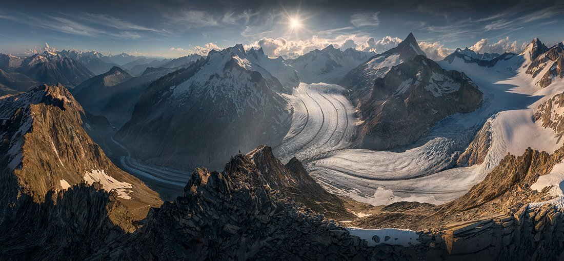 Жюри конкурса высоко оценили фотографию, сделанную в Швейцарии голландским фотографом Максом Ривом. На фотографии виден горный регион и второй по длине ледник Швейцарии Фишерглетшер с высоты 3450 м в середине лета.