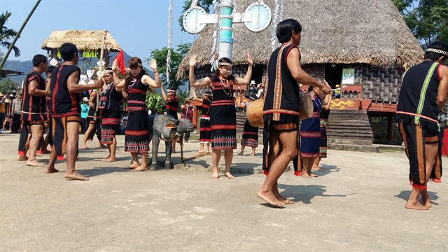 Танцоры выступают на традиционном фестивале в пригороде Нанг. Традиционное ткачество и культура пережили возрождение в центре Вьетнама. Фото: Công Thành
