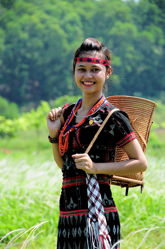 Этническая девушка Ко Ту Аланг Тхи Пари сияет традиционным костюмом своей этнической группы.