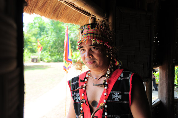 Традиционный костюм деревенского старейшины народа Ко Ту.