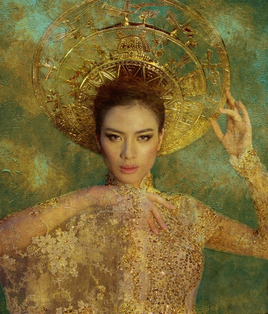 В журнале Female Gaze представлены портреты вьетнамских женщин в традиционных платьях, созданных Ха. 