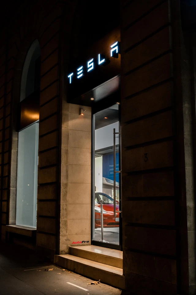 Автосалон Tesla расположен по адресу 3 Malesherbes Avenue, в 130 м от автосалона вьетнамского автопроизводителя.