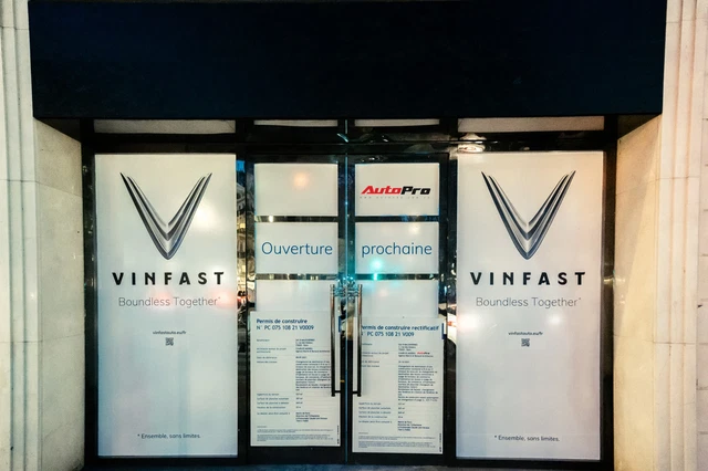 Выставочный зал VinFast во Франции все еще находится в процессе строительства, еще не введен в эксплуатацию. Снаружи есть французская надпись «Ouverture prochaine» (Вот-вот откроется), вместе с разрешением на строительство, установленным у главной двери. Слоган «Безграничные вместе» переводится на французский «Ensemble, sans limites».