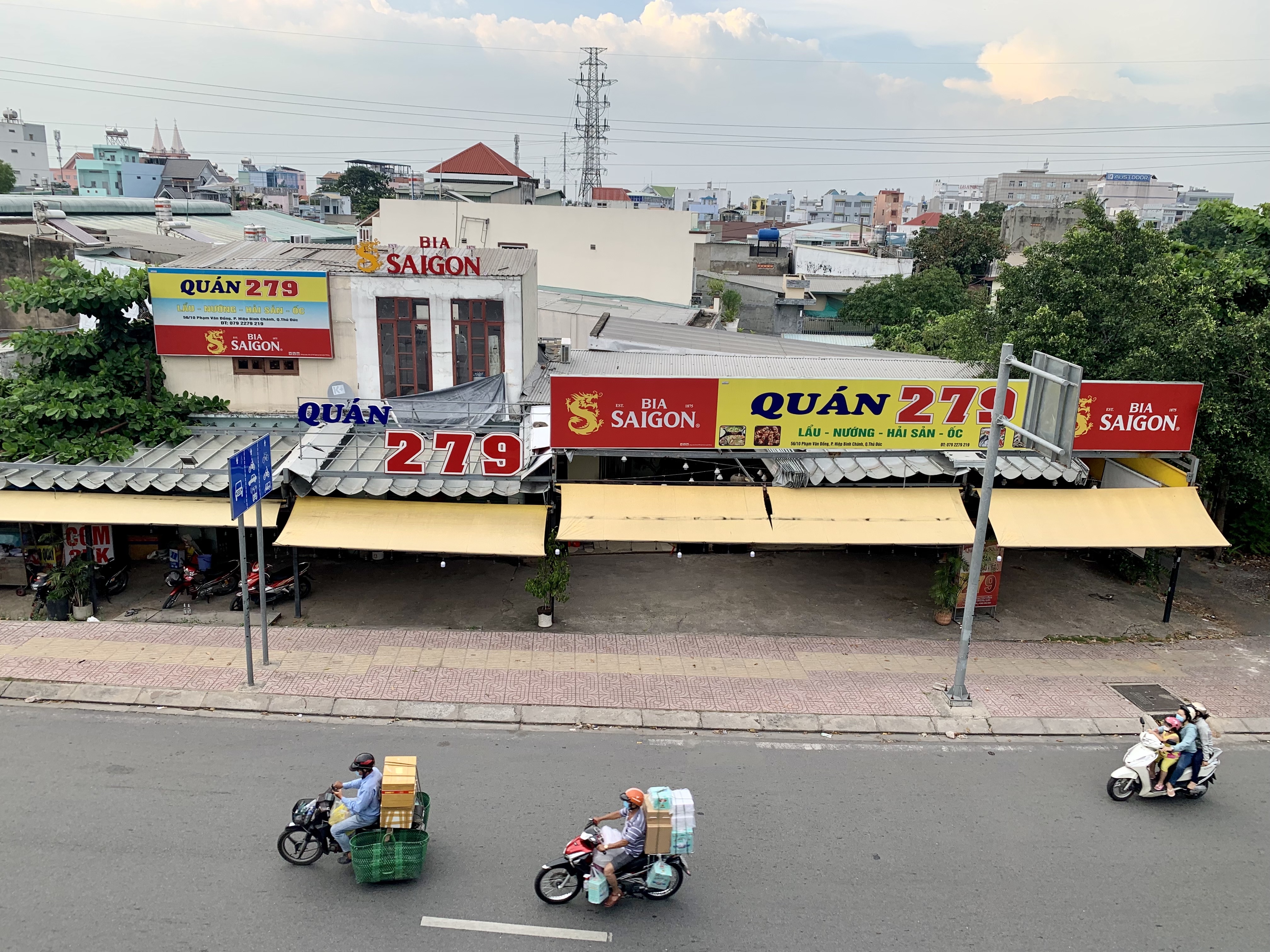 Многие закусочные в Хошимине оставались закрытыми 7 ноября 2021 года. Фото: Bong Mai / Tuoi Tre
