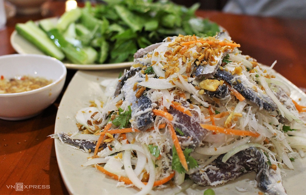 Тарелка салата из сырой сельди, подаваемая в ресторане на острове Фукуок. Фото: VnExpress/Huynh Nhi