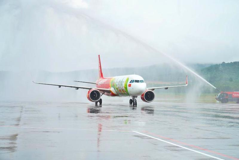Водный салют приветствует особых пассажиров по прибытии в аэропорт.