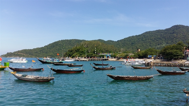 Рыбацкие лодки, стоящие на якоре в водах островов Чам у побережья города Хой Ан. Объект будет принимать посетителей с ноября в рамках плана восстановления туризма в провинции Кунг—Нам. Фото: VNS