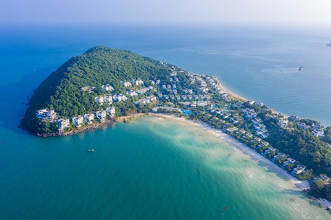 Premier Village Phu Quoc Resort расположен на мысе Онг Дой - редкой полосе суши с двумя сторонами, обращенными к морю.