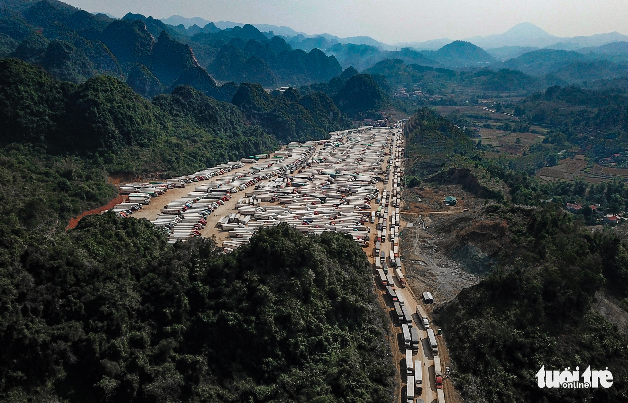 Тысячи тракторных прицепов ожидают оформления продукции на пограничном пункте Тантхань в провинции Лангшон, Вьетнам, 18 декабря 2021 года. Фото: Tuoi Tre