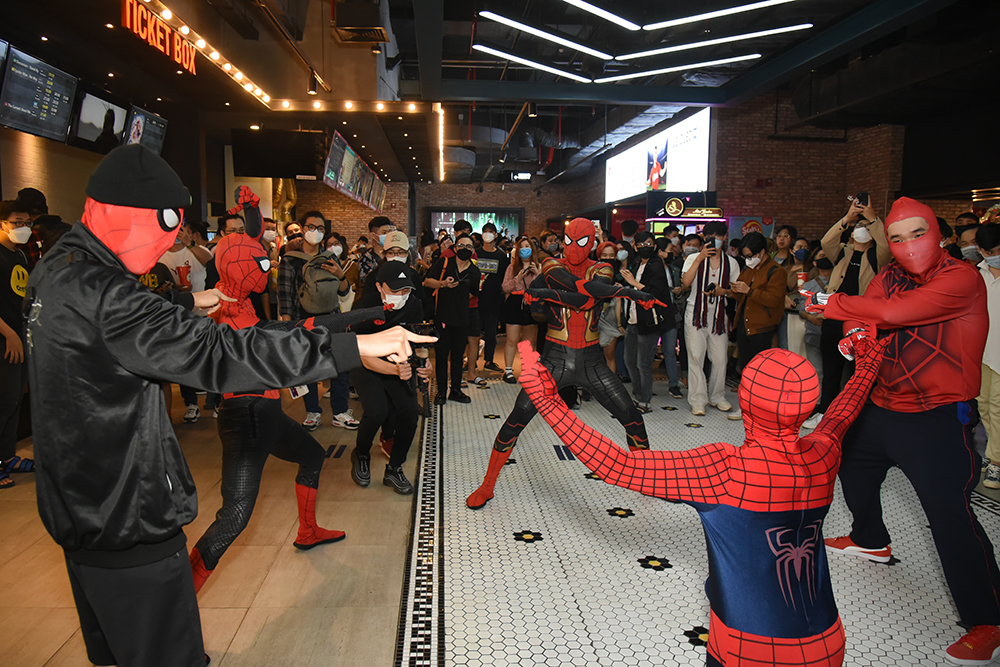 Зрители воссоздали знаменитый мем - Человек-паук, указывающий друг на друга - в театре в Хошимине на выходных. Фото: Тхань Хуен