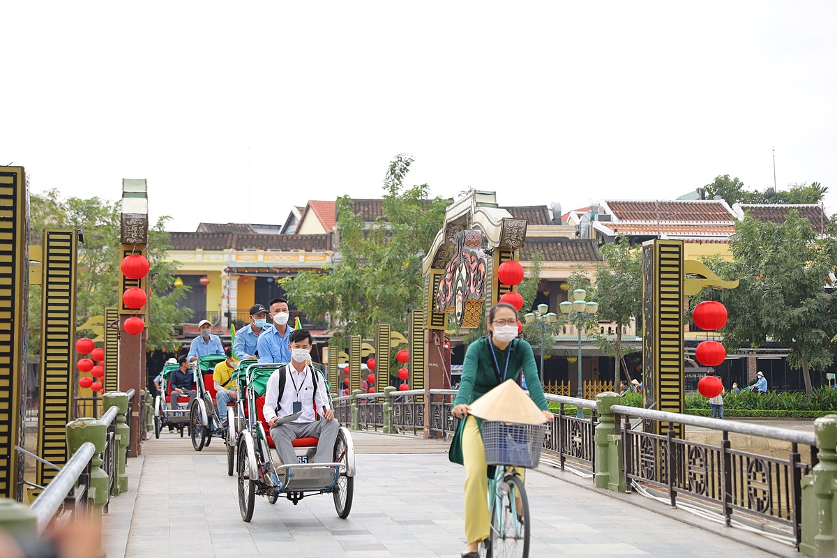 Туристы катаются на велосипедах по древнему городу Хой Ан, ноябрь 2021 года. Фото: VnExpress/Duy Hau