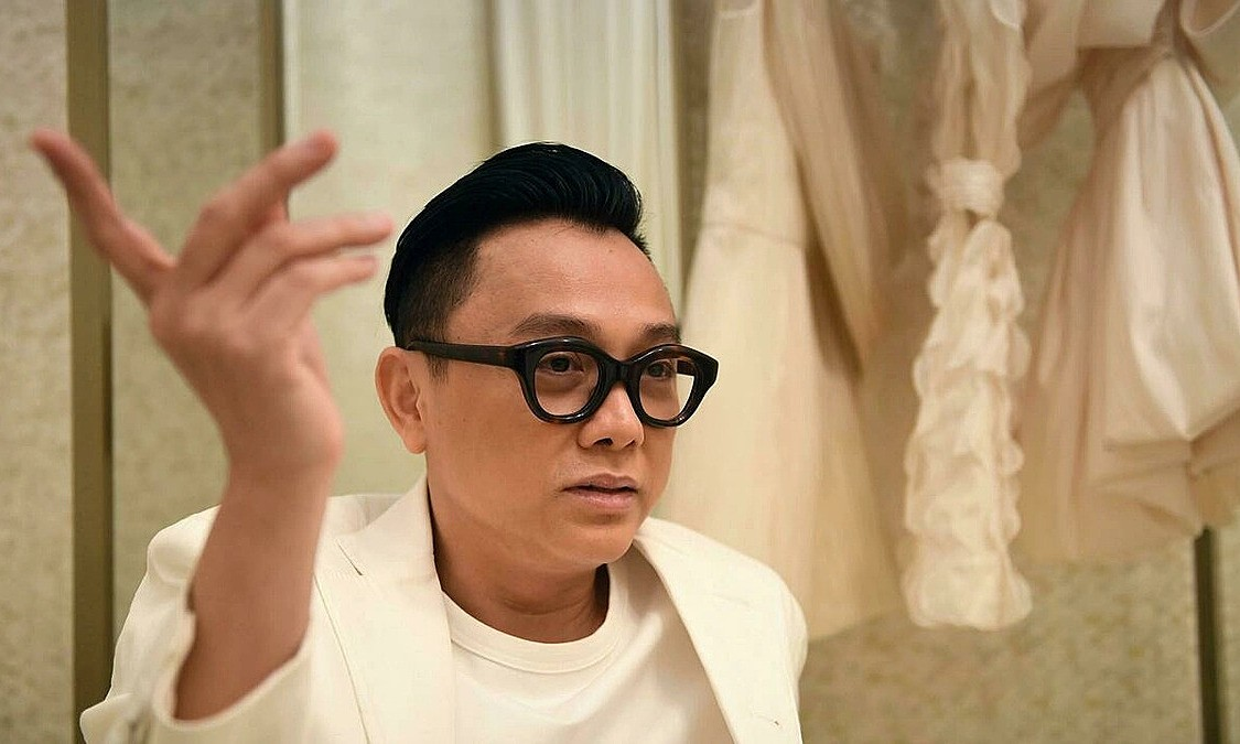 Дизайнер Нгуен Конг Чи уже два десятилетия создает шикарную структурированную вечернюю одежду из вьетнамского шелка, органзы или тафты, и его изделия носили звезды, включая Рианну и Бейонсе. Фото: AFP