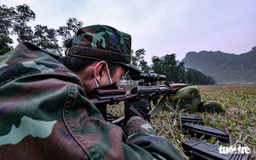 Солдат прицеливается в мишень во время снайперской подготовки в Национальном военном учебном центре 4 в районе My Duc, Ханой, Вьетнам. Фото: Nam Tran / Tuoi Tre