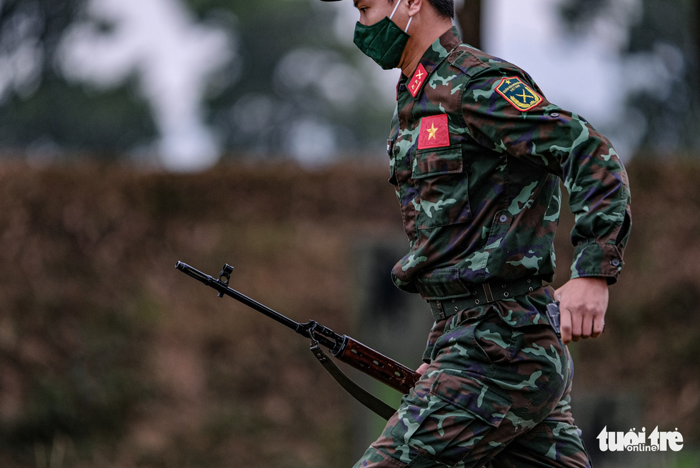 Солдат тренируется в Национальном военном учебном центре 4 в районе Ми Дык, Ханой, Вьетнам. Фото: Nam Tran / Tuoi Tre