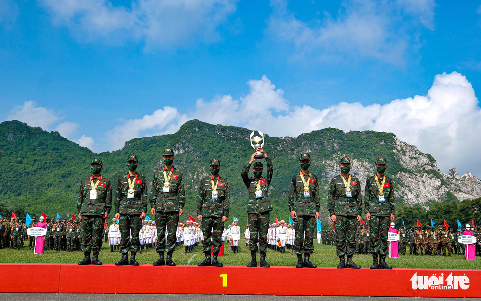 Вьетнамская команда снайперов поднимает трофей после завоевания золотой медали в соревнованиях 