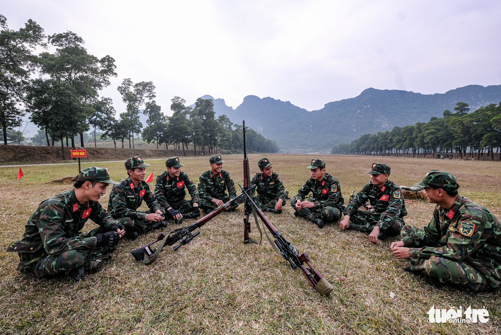 Солдаты отдыхают после дня тренировок в Национальном военном учебном центре 4 в районе My Duc, Ханой, Вьетнам. Фото: Nam Tran / Tuoi Tre