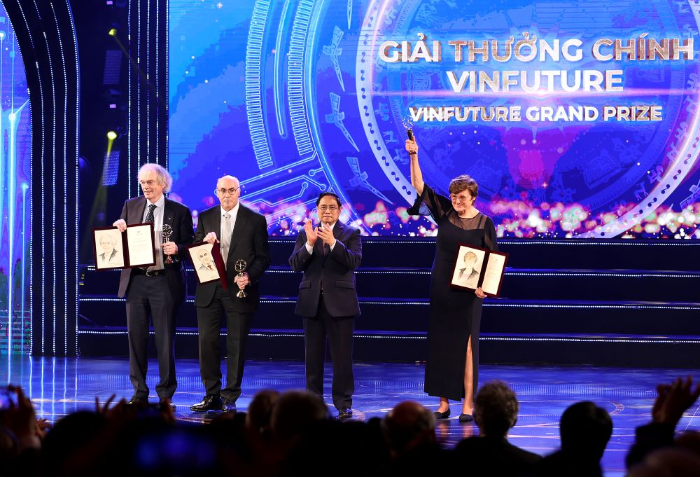 Премьер-министр Вьетнама Фам Минь Чинь (3-й слева) и победители конкурса VinFuture Grand Prize: Питер Руттер Куллис (1-й слева), Дрю Вайсман и Каталин Карико.