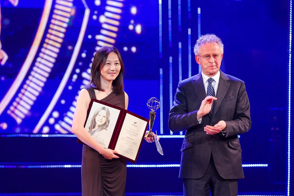 Китайско-американский ученый Жэньань Бао, лауреат специальной премии VinFuture, и проф. Сэр Ричард Генри Френд, председатель Совета премии VinFuture.