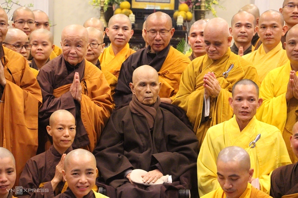 Дзен-мастер Тхить Нят Хань (в центре) с монахами и монахинями в пагоде Ту Хьеу в Хюэ в 2019 году. Фото VnExpress/Vo Thanh