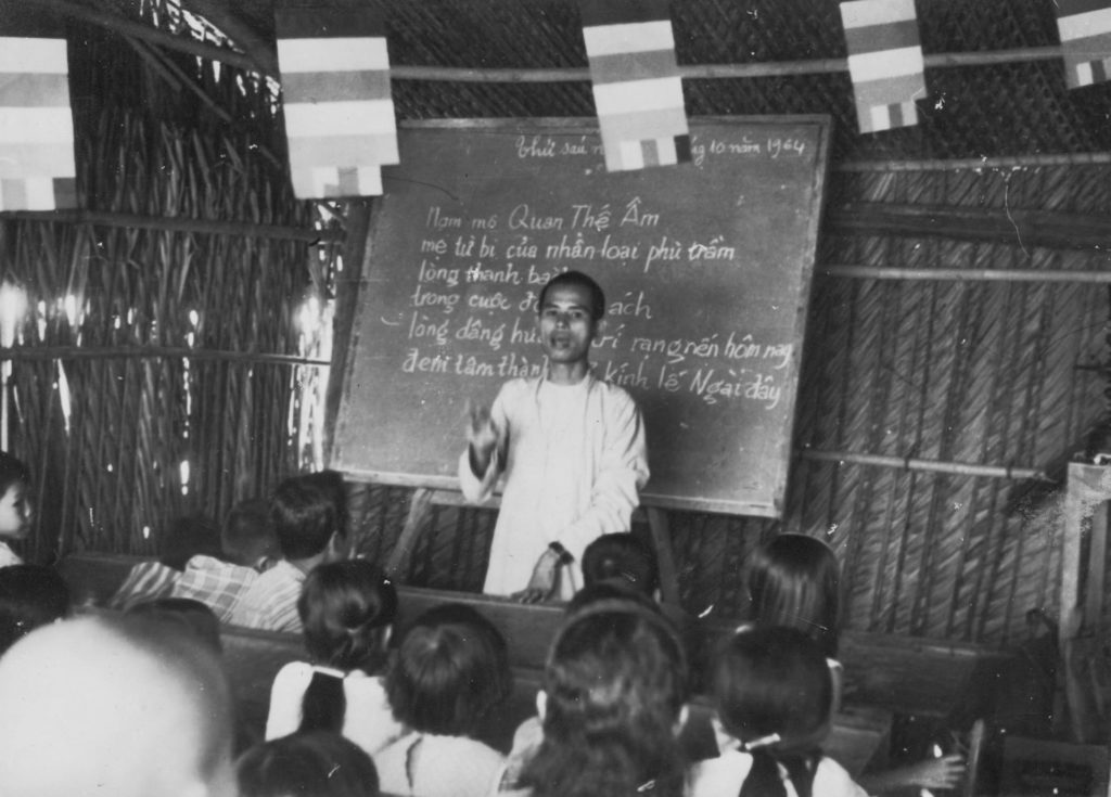 Тхить Нят Хань учит детей в Сайгоне читать и писать, используя песню о Бодхисаттве Великого Сострадания, начало 1960-х годов. Фото Plum Village Community of Engaged Buddhism