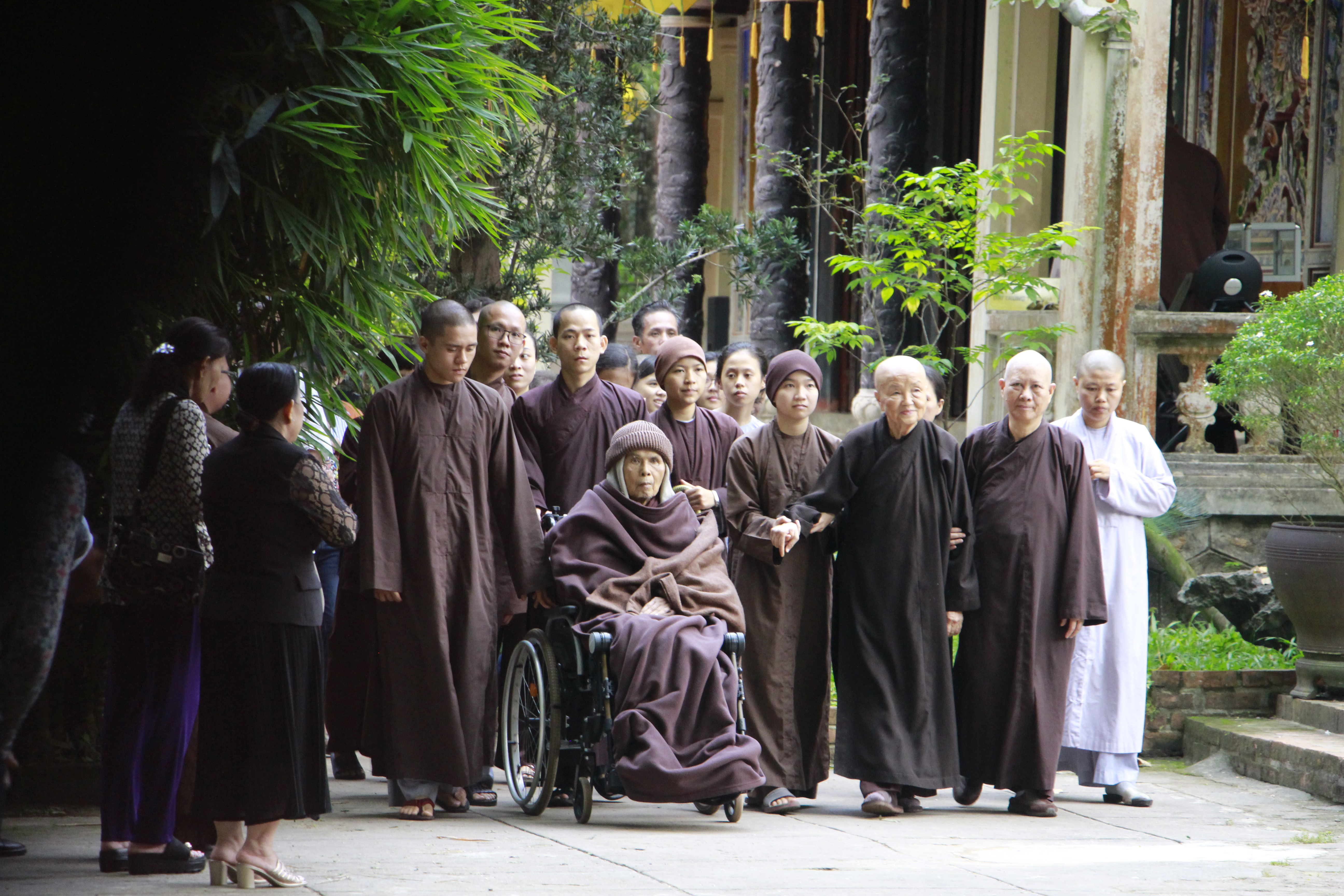 Тхить Нят Хань присоединяется к своим ученикам и последователям на утренней прогулке вокруг храма Ты Хиеу в Хюэ в 2020 году.Он вернулся во Вьетнам и оставался в храме с октября 2018 года.