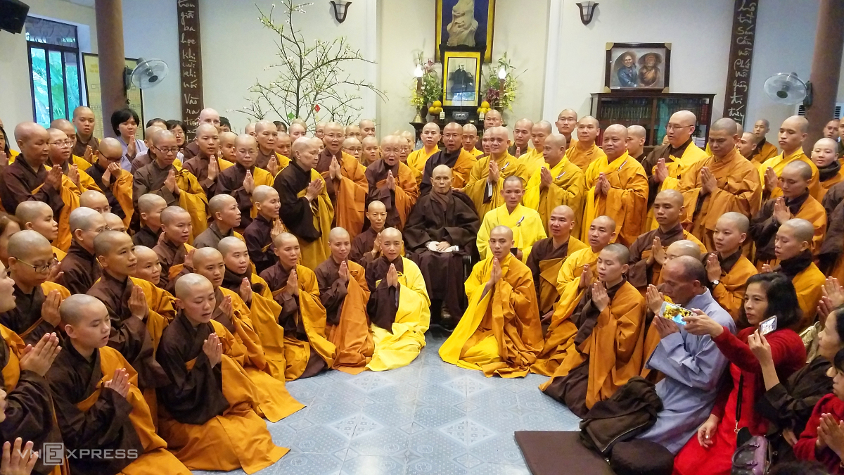 В 1-й день Лунного Нового 2019 года дзен-мастер Тхить Нят Хань встретился с буддистами, чтобы отпраздновать начало года. Впервые за более чем 40 лет мастер дзен отпраздновал традиционный Новый год в пагоде Ты Хиеу. Фото: Во Тхань