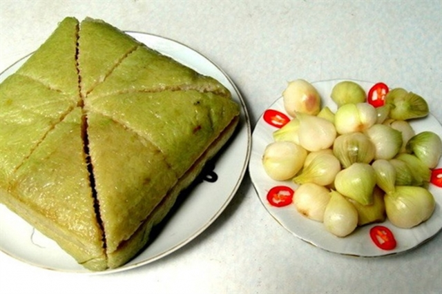 Bánh chưng (квадратный пирог) и dưa hành (маринованный лук) являются одними из самых важных блюд Tết. Фото: toplist.vn