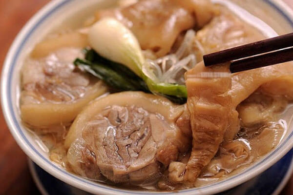 Canh măng móng giò (бамбуковый суп, приготовленный из свиных ножек) является основой любого стола Tэта. Фото: toplist.vn