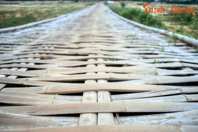 Поверхность моста имеет ширину всего около 1,5 метров, сделана из тонких бамбуковых палочек, сплетенных вместе и связанных стальными волокнами. Обе стороны моста не имеют перил.