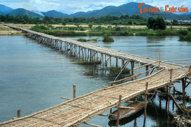С точки зрения туризма, бамбуковый мост Ан Чань создал привлекательный пейзаж с грубыми пролетами, перекинутыми через широкое русло реки, и горами вдалеке.