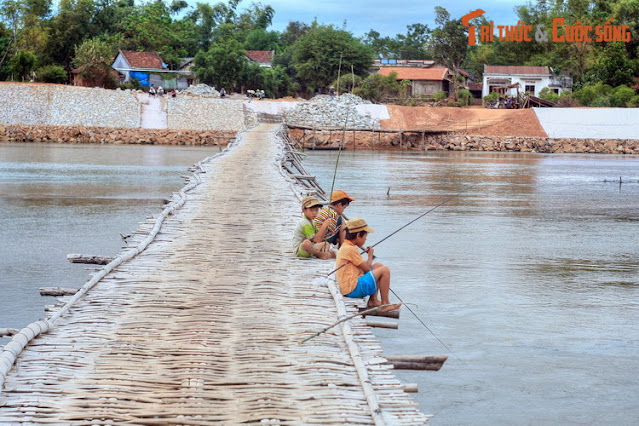 Бамбуковый мост через реку Кон будет продолжать существовать в ближайшие годы в стиле «сделай, а потом снеси».