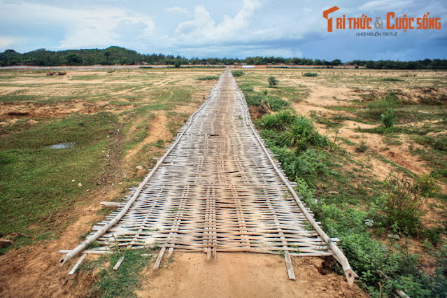 Согласно анализу, инвестиционный капитал в железобетонный мост для замены бамбукового моста Ан Чань составил почти 250 миллиардов донгов. Из-за трудных местных финансовых условий строительство моста оказалось невозможным.