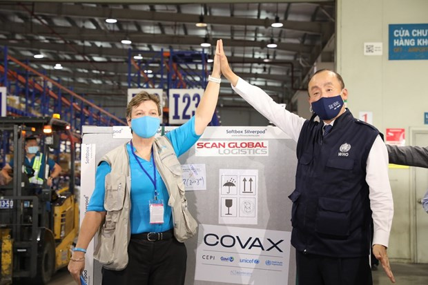 Главный представитель Всемирной организации здравоохранения во Вьетнаме Парк Кидонг на приеме первой партии вакцины от COVAX Facility вернулся во Вьетнам. (Фото: ВИА)