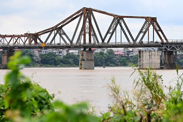 Цифры, обозначающие уровни наводнения на Красной реке под мостом Лонг Бьен, Ханой, август 2020 г. Фото: VnExpress
