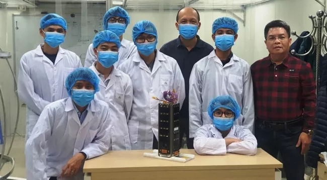 Генеральный директор VNSC Фам Ань Туан и ученые, разработавшие спутник «NanoDragon». Фото: VNSC
