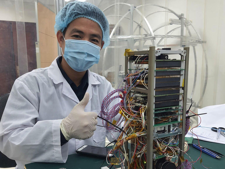 Исследователи из Вьетнамского космического центра разрабатывают спутник NanoDragon. Фото: VNSC.