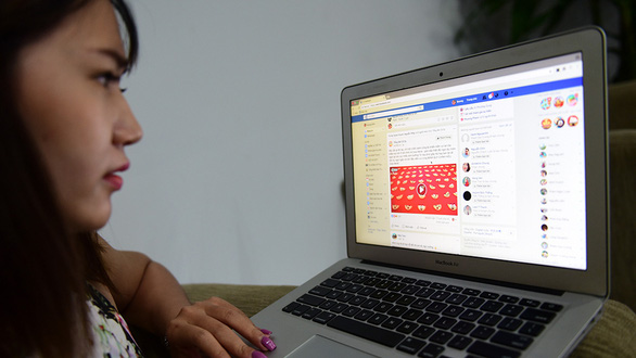 Пользователь Facebook из Вьетнама просматривает рекламу на платформе. Фотография: Quang Dinh / Tuoi Tre