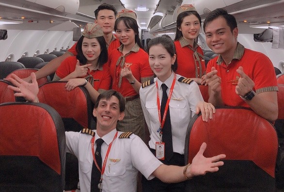 Пилот Кан Мин Хи в белой рубашке раньше работала бортпроводником, прежде чем решила сменить карьеру.