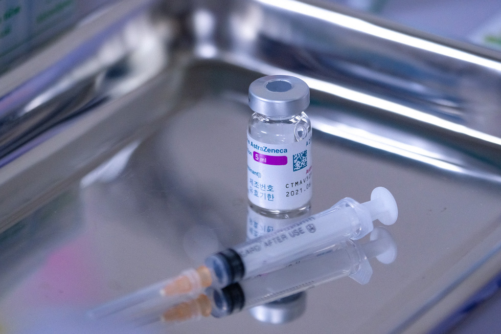 Флакон с вакциной AstraZeneca COVID-19 изображен в больнице Ханоя 8 марта 2022 года. Фото: Nam Tran / Tuoi Tre