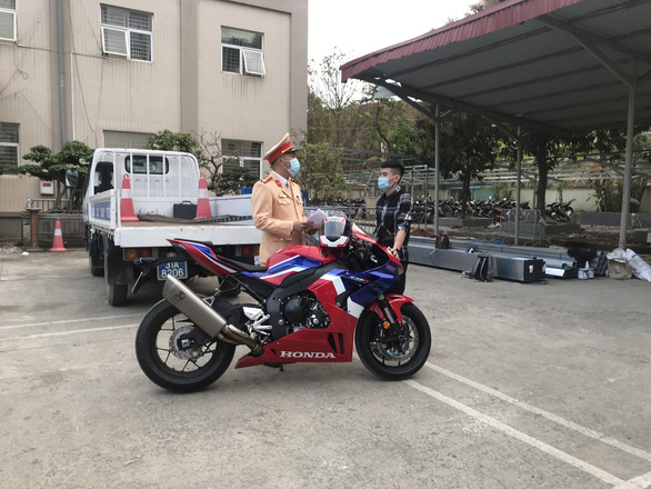 Гонщик со своим мотоциклом в Ханойском отделении дорожной полиции. Фото: Ha Quan / Tuoi Tre