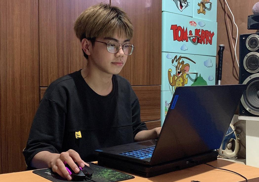 Фи Хоанг Дат играет в Minecraft в своей комнате. Фото любезно предоставлено Phi Hoang Dat.