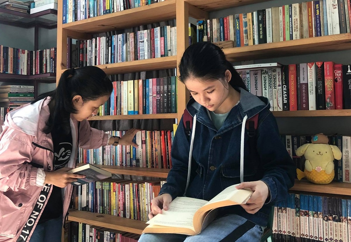 Школьники читают книги в библиотеке Фапа. Фото: VnExpress