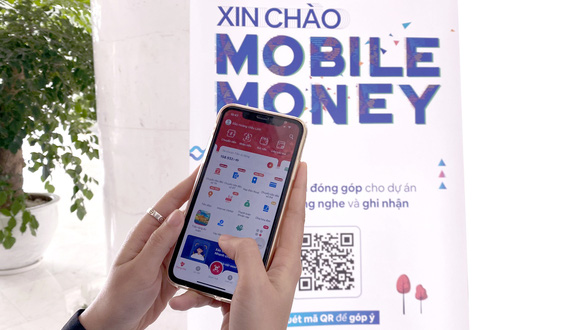 Сотрудник Viettel использует приложение для мобильных денег, которое было опробовано во Вьетнаме с 2020 года. Фото: V. L. / Tuoi Tre