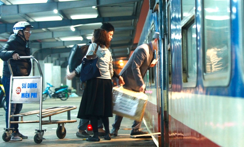 Пассажиры садятся на Ханойском вокзале. Фото: Конг Хунг