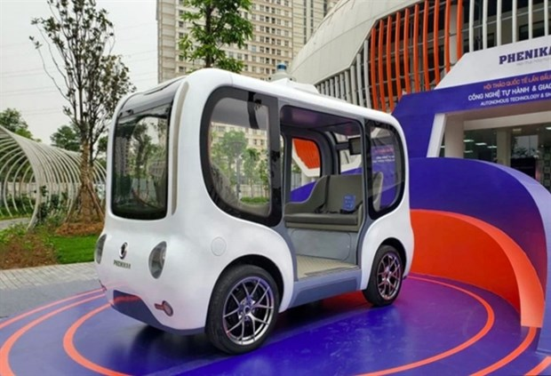Прототип первого беспилотного автомобиля Vientam был выставлен перед конференц-зданием Университета Феникаа. (Фото: ВНА)