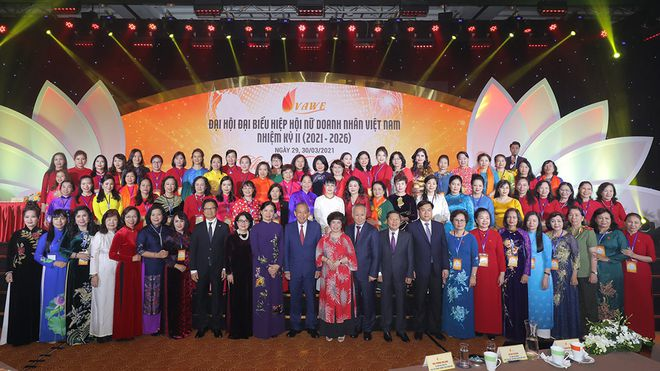 Вице-премьер Чыонг Хоа Бинь на фотографии с предпринимателями-бизнес-женщинами
