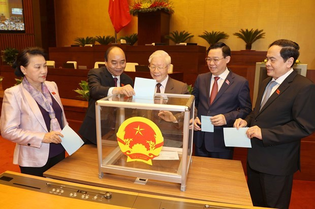 Генеральный секретарь ЦК КПВ и президент СРВ Нгуен Фу Чонг (в центре) и другие руководители проголосовали за постановление 2 апреля (Фото: ВИА)