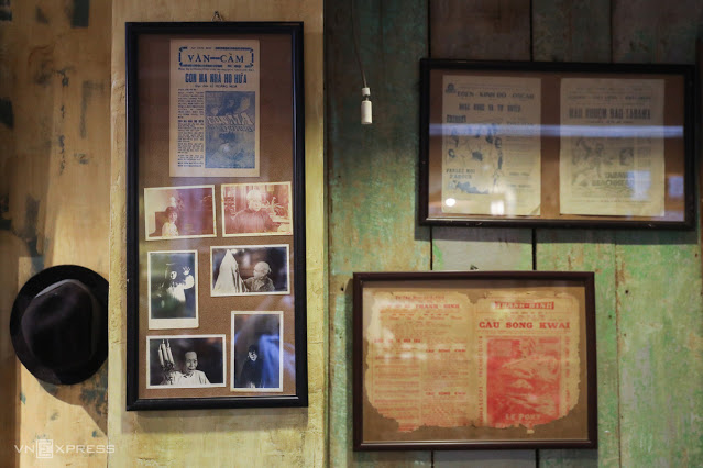 На стене висят многие картины, кино плакаты, посты, календари, вывески... с начала 20-го века... помочь воссоздать богатую духовную жизнь старого Сайгона. Изюминкой является оригинальный плакат фильма 