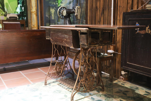 Кафе разместило столы, разработанные из рамы швейной машины Singer, известной на юге на некоторое время. Изюминкой является швейная машина 1920-х годов, которая до сих пор работает хорошо.